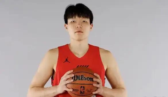 杨瀚森夏联收视率超整个季后赛开拓者零售额暴涨11倍(杨瀚森开拓者首秀10分4篮板5助攻)